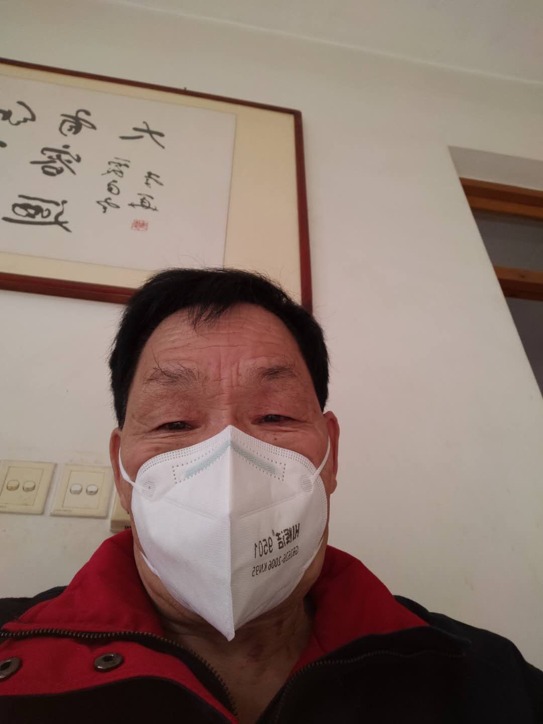 員工(gōng)戴上口(kǒu)罩