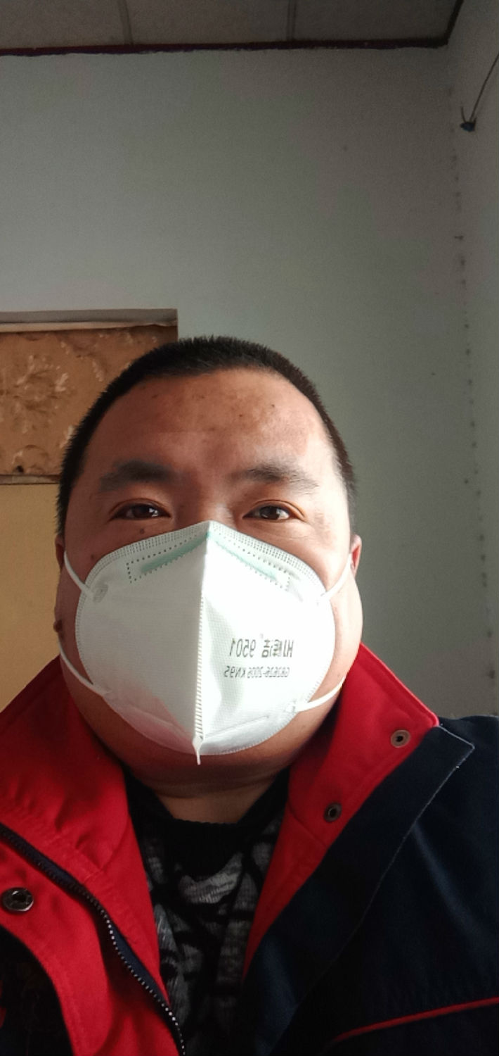 員工(gōng)戴上口(kǒu)罩