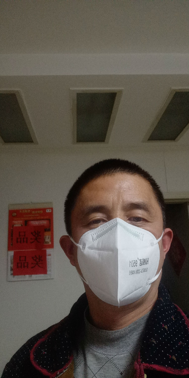 員工(gōng)戴上口罩